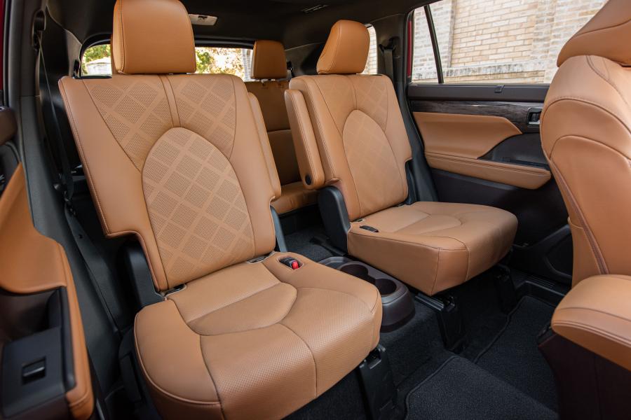 Интерьер Toyota Highlander Hybrid Platinum AWD 2019 года  (фото 17 из 67)